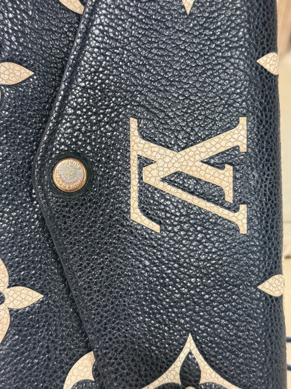 Louis Vuitton Sarah Wallet in Bicolor Monogram Empreinte leather - Picture 6 of 10